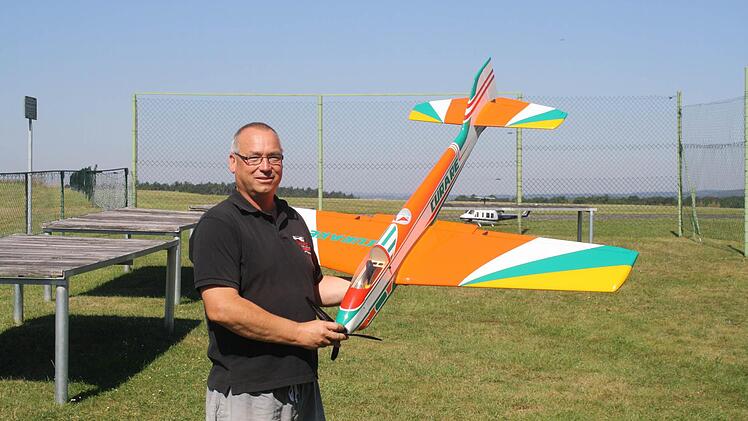 Peter Holtackers ist sehr engagiert im Deutschen Modellflieger Verband (DMFV) und kennt sich ausgezeichnet in der Modelflieger-Landschaft aus. Statt eine Verbesserung der Sicherheitslage, bedeuten die Neuregelungen für ihn einen Kahlschlag in der Vereinslandschaft.  Foto: Sebastian Elsässer