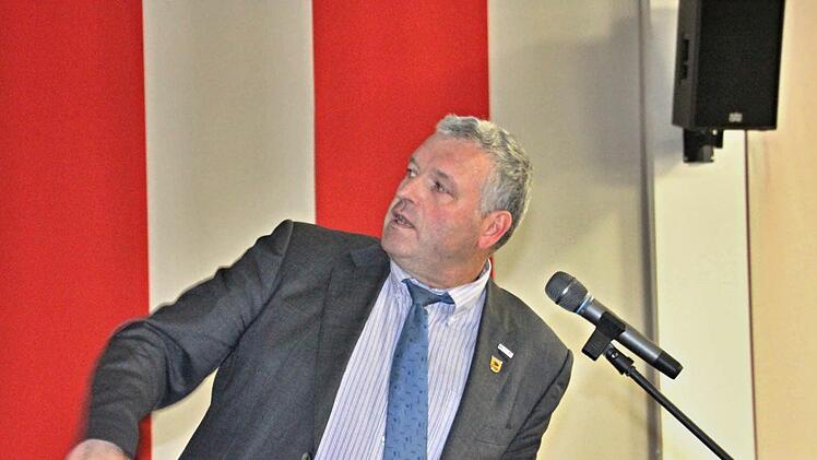 Bürgermeister Jürgen Hennemann bei seinen Ausführungen bei der Bürgerversammlung. Foto: Helmut Will