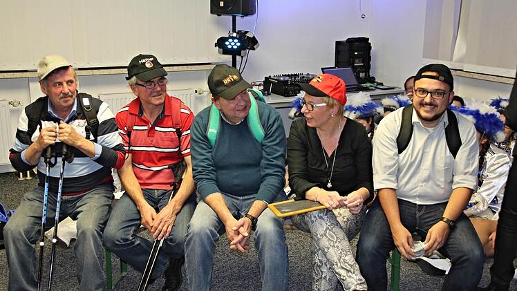Gemeinderat auf der Schulbank fränkisch gefragt (von links): Erhard Denninger, Herbert Baum, Rupert Fichtner, Doreen Büschel und Stefan Böhm. Foto: Helmut Will