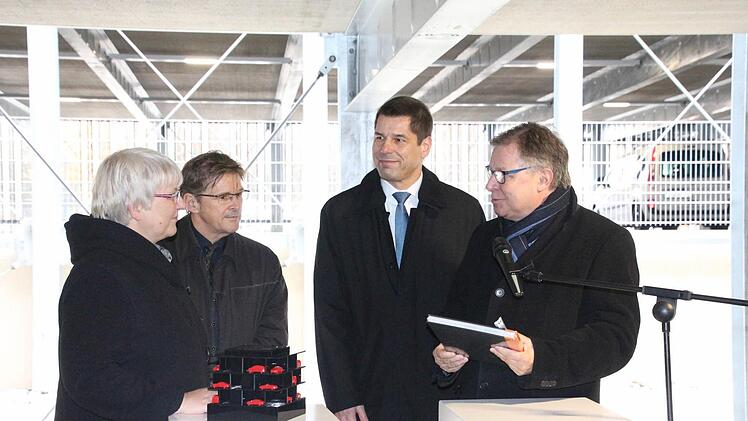 Die Vertreter der Firma Goldbeck, Jürgen Taubmann und Jörg Fleischer, gratulierten ebenfalls.