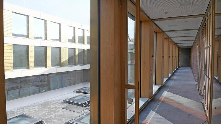 Das lichtdurchflutete Gebäude bietet interessante Ein- und Durchblicke: links die zum Hof zeigende Außenfassade, rechts ein Gang, der zu Klassenzimmern führt. Gelüftet werden kann über Schlitze in den Messingplatten,die gleichzeitig die Fassade gliedern.  Foto: Ronald Rinklef