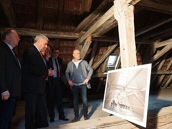 Landrat Thomas Bold, Kultusminister Ludwig Spaenle, Abgeordneter Sandro Kirchner und Bürgermeister Armin Warmuth verschaffen sich einen Eindruck davon, wie sich Architekt Christian Brückner (rechts) einen der künftigen Proberäume im Dach vorstellt. Foto: Arkadius Guzy