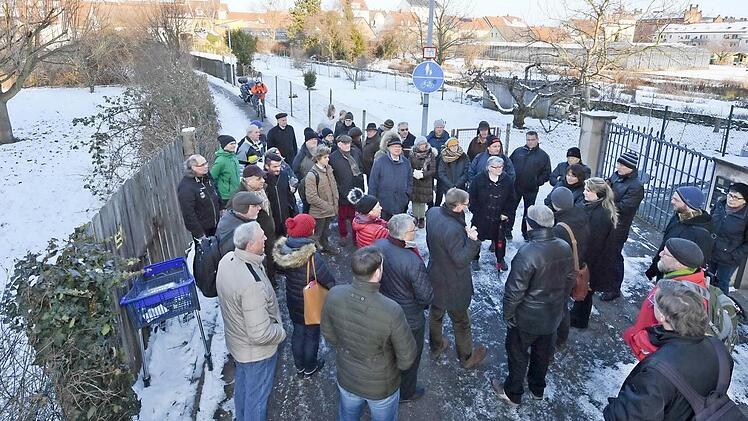 Der Andrang beim Ortstermin des Bausenats war groß. Das Foto zeigt die Interessierten in der Plattengasse. Foto: Ronald Rinklef