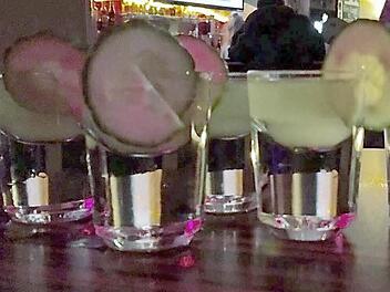 Mit einer Gurkenscheibe und einer Prise Salz und Pfeffer wird der Coburger Gurkenschnaps serviert. Deshalb wird er auch liebevoll "der fränkische Tequila" genannt. Foto: Kim Lehmann