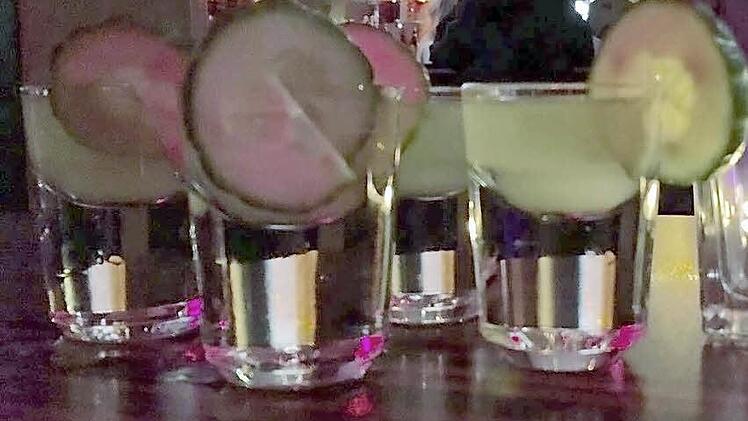 Mit einer Gurkenscheibe und einer Prise Salz und Pfeffer wird der Coburger Gurkenschnaps serviert. Deshalb wird er auch liebevoll "der fränkische Tequila" genannt. Foto: Kim Lehmann