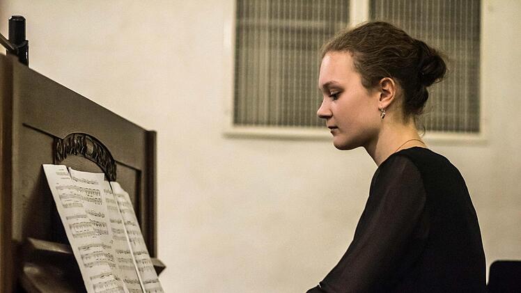 Großen Zuspruch fand das Adventskonzert des Gymnasiums Albertinum in der Coburger Morizkirche. Gestaltet wurde es von zahlreichen Solisten und Ensembles sowie dem Oberstufen- und Mädchenchor.Foto: Jochen Berger