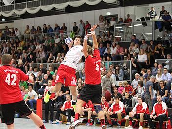 Er brachte den HSC Bad Neustadt früh auf Kurs: Konstantin Singwald (am Ball). Thomas Euring