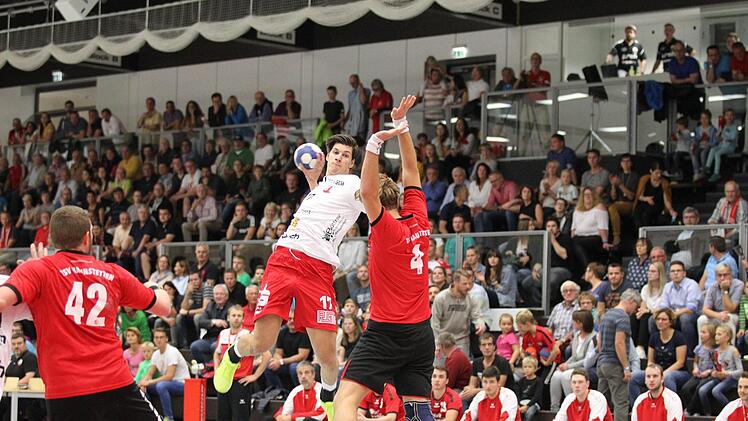 Er brachte den HSC Bad Neustadt früh auf Kurs: Konstantin Singwald (am Ball). Thomas Euring