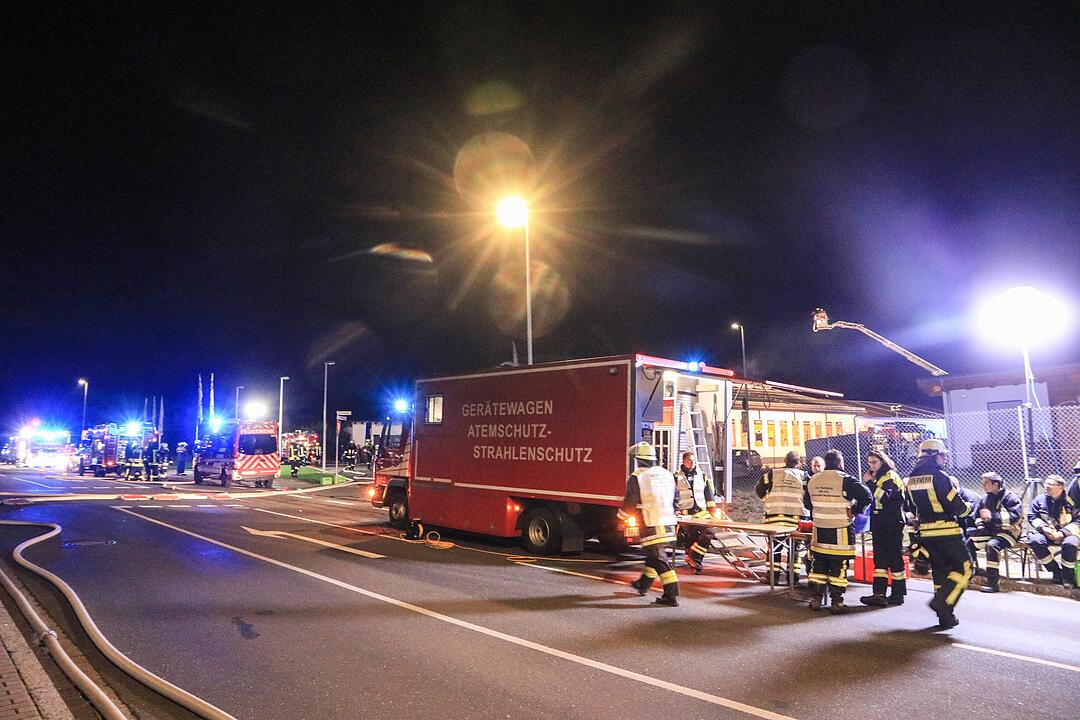 Brand in Elektrofachmarkt fordert Einsatzkräfte
