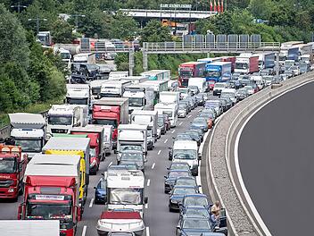 Nürnbergs Autofahrer brauchen im Jahr 2019 wohl noch mehr Geduld. Aufgrund vieler Baustellen werden sich die Stauzeiten erhöhen. Symbolfoto: Sebastian Gollnow/dpa