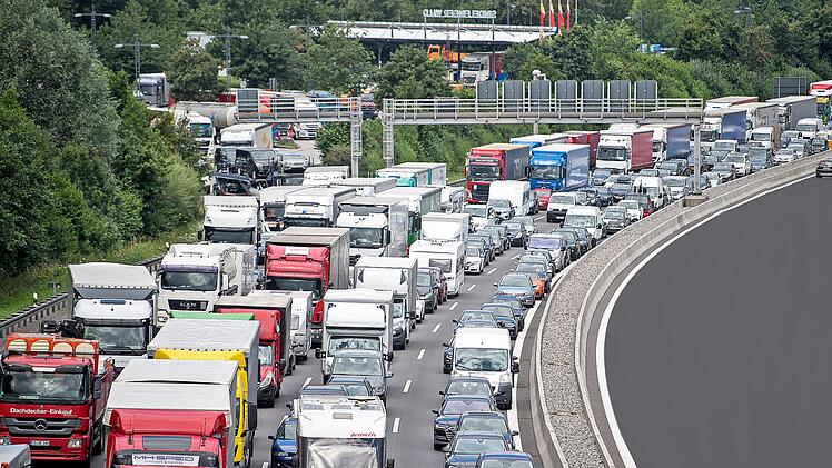 Nürnbergs Autofahrer brauchen im Jahr 2019 wohl noch mehr Geduld. Aufgrund vieler Baustellen werden sich die Stauzeiten erhöhen. Symbolfoto: Sebastian Gollnow/dpa