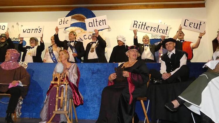 Ritter und Burgfr&auml;uleins repr&auml;sentierten lustig den Burgenwinkel (vorne von links): Werner Wunderlich, Heidi M&uuml;ller-G&auml;rtner, Ute Wunderlich, Landrat Wilhelm Schneider und Desiree B&uuml;schel.&nbsp; Fotos: Christian Licha