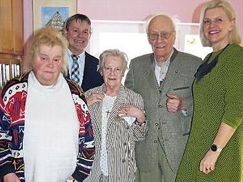 Rita und Hans Kelch feierten eiserne Hochzeit. Das Bild zeigt sie mit Tochter Doroth&eacute;e L&ouml;ffler, B&uuml;rgermeisterin Susanne Grebner und stellvertretendem Landrat Gerhard Wunder.  Foto: hs