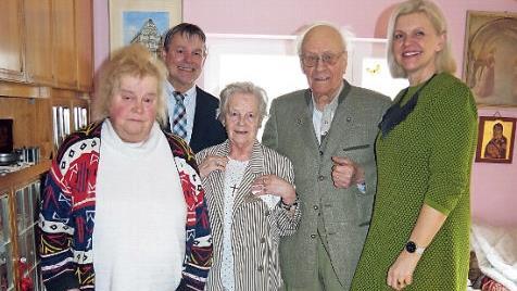 Rita und Hans Kelch feierten eiserne Hochzeit. Das Bild zeigt sie mit Tochter Doroth&eacute;e L&ouml;ffler, B&uuml;rgermeisterin Susanne Grebner und stellvertretendem Landrat Gerhard Wunder.  Foto: hs