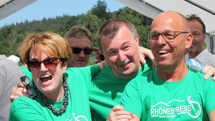 Die Freude der vier Bürgermeister ist groß: Brigitte Meyerdierks, Roland Römmelt, Gerd Kleinhenz und Wilhelm Friedrich (im Hintergrund). Foto: Ulrike Müller