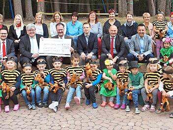 Übergabe einer Spende der Sparkasse Coburg-Lichtenfels in Höhe von 10 000 Euro für die 36 Kindergärten des Landkreises in Anwesenheit der elf Lichtenfelser Kindergärten und eines Teils der Kinder des gastgebenden Klinikum-Kindergartens, 2. Reihe von links: Stefan Schneyer (Sparkasse), BRK-Kreisgeschäftsführer Thomas Petrak, Sparkassendirektor Martin Faber, Jugendamtsleiter Stefan Hahn, Oliver Hofmann (Sparkasse) und Bürgermeister Andreas Hügerich Foto: Alfred Thieret