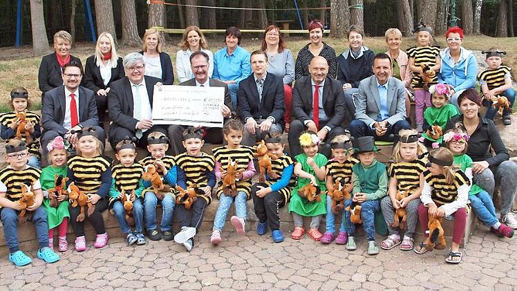 Übergabe einer Spende der Sparkasse Coburg-Lichtenfels in Höhe von 10 000 Euro für die 36 Kindergärten des Landkreises in Anwesenheit der elf Lichtenfelser Kindergärten und eines Teils der Kinder des gastgebenden Klinikum-Kindergartens, 2. Reihe von links: Stefan Schneyer (Sparkasse), BRK-Kreisgeschäftsführer Thomas Petrak, Sparkassendirektor Martin Faber, Jugendamtsleiter Stefan Hahn, Oliver Hofmann (Sparkasse) und Bürgermeister Andreas Hügerich Foto: Alfred Thieret