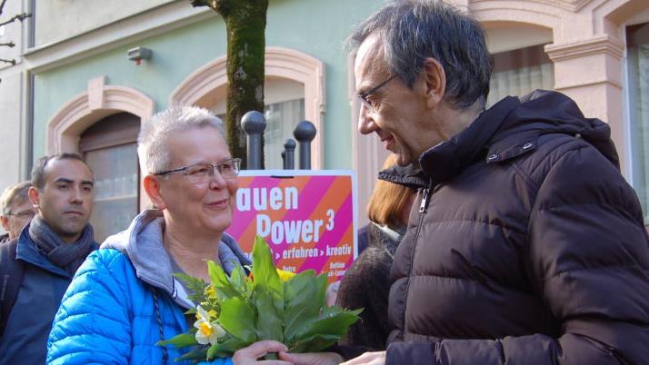 Elke Holzmann hat die Patenschaft für den Stolperstein für Käthe Wertheimer übernommen. Dafür gab es Blumen vom Dritten Bürgermeister Thomas Nowak.  Foto: Helke Renner