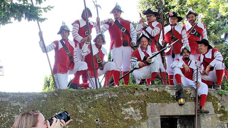 Auf der Stadtmauer stellten sich die Stadtknechte zum Gruppenbild. Foto:  Dieter Britz