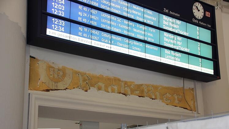Unter der Anzeigentafel ist plötzlich wieder "Raab-Bier" zu lesen.