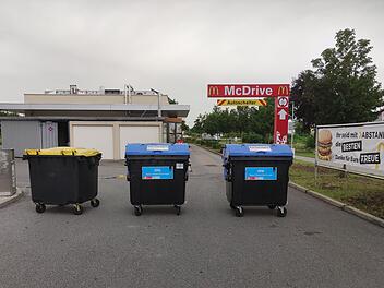 McDonalds-Filiale Bamberg verrammelt Einfahrt mit Müllcontainern
