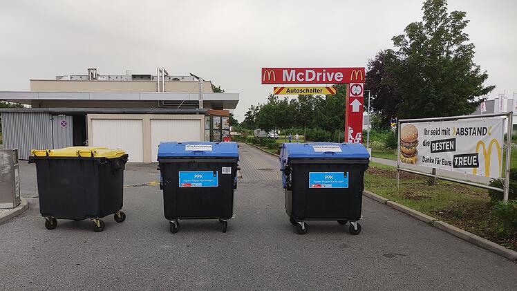 McDonalds-Filiale Bamberg verrammelt Einfahrt mit Müllcontainern