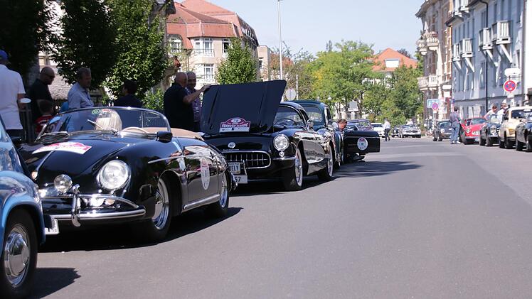 Schöne Oldtimer gab es beim Start der Franken Classic in der Kurhausstraße zu sehen. Foto: Benedikt Borst
