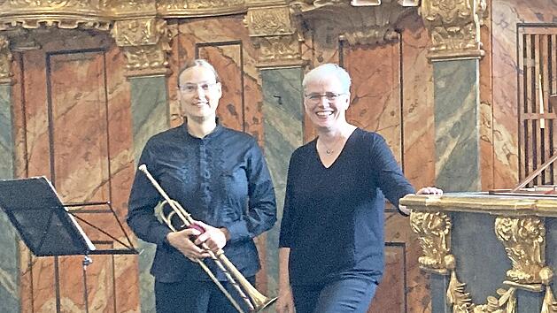 Katharina Pfretzschner (re.) und Ronja Dittmar gastieren an Orgel und Barocktrompete in Banz.