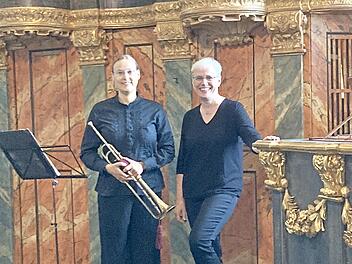 Katharina Pfretzschner (re.) und Ronja Dittmar gastieren an Orgel und Barocktrompete in Banz.