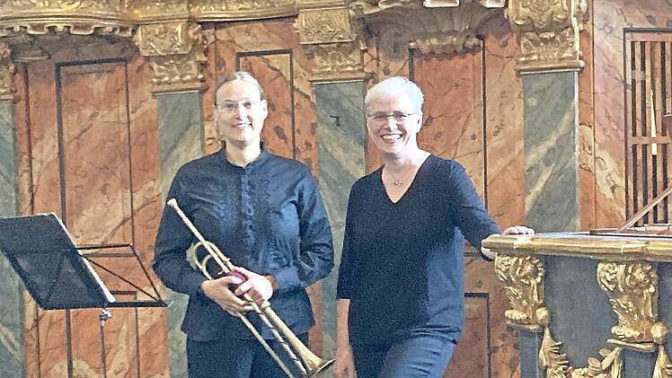 Katharina Pfretzschner (re.) und Ronja Dittmar gastieren an Orgel und Barocktrompete in Banz.