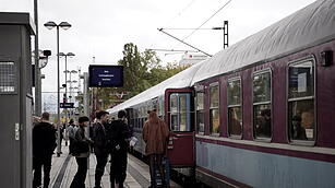 Party im Zug - Raver*innen tanzen zu Techno-Beats