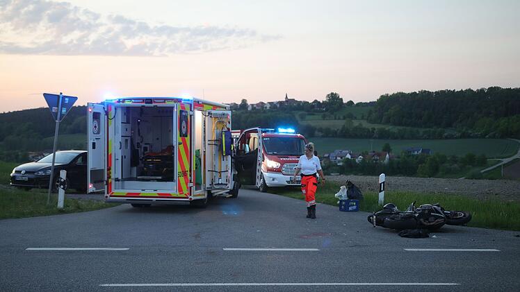 Motorradfahrer bei Unfall im Kreis Ansbach schwer verletzt – Rettungshubschrauber im Einsatz