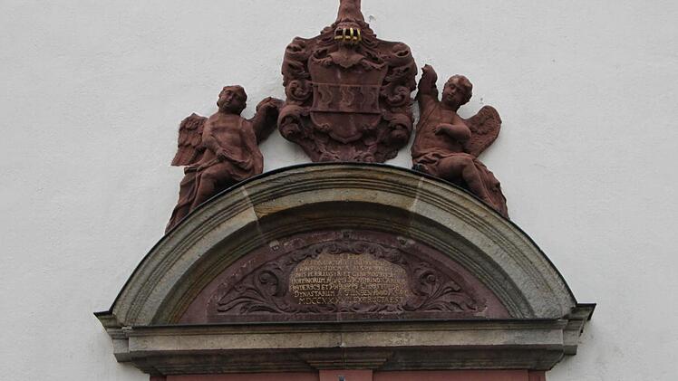 Über dem Portal der Dreieinigkeitskirche in Zeitlofs erinnert ein Wappen an die Familie von Thüngen. Foto: Ulrike Müller