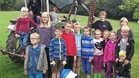 Die "Redwitzer Maulwürfe" nach der Kartoffelernte mit Jugendleiterin Beate Wagner und Max Taschek (hinten, von rechts)  Foto: Thomas Micheel