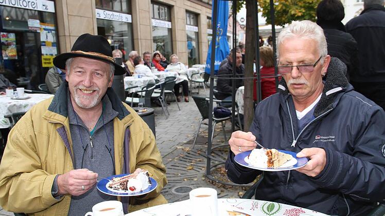 Ein Stück Torte im Freien - vielleicht zum letzten Mal heuer!