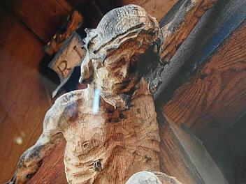 Josef Kister aus Hünfeld zeigt in der Passionsausstellung 28 Aufnahmen von ganz unterschiedlichen Kreuzen und Kreuzmotiven.  Foto: Marion Eckert