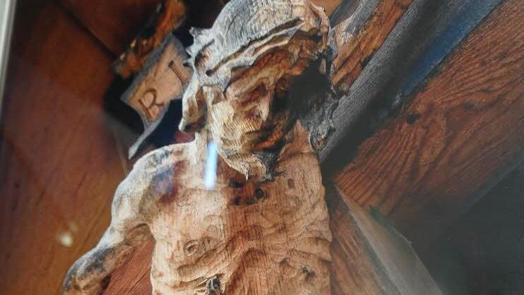 Josef Kister aus Hünfeld zeigt in der Passionsausstellung 28 Aufnahmen von ganz unterschiedlichen Kreuzen und Kreuzmotiven.  Foto: Marion Eckert