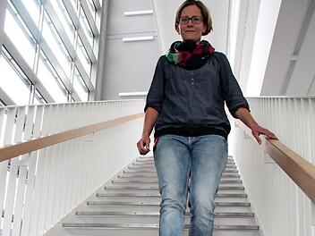 Ramona Grasser von der Elektroplanung Kaiser auf der Treppe im Medical-Valley-Center  Fotos: Andreas Oswald