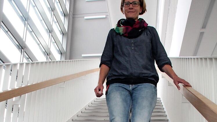 Ramona Grasser von der Elektroplanung Kaiser auf der Treppe im Medical-Valley-Center  Fotos: Andreas Oswald