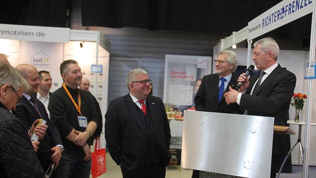 Glücklich über den Messeerfolg (von links):  Geschäftsführer Steffen Marx, Bürgermeister Wolfgang Metzner,  Helmut Müller (Erster Vorsitzender von Haus und Grund Bamberg) und Landrat Johann Kalb Fotos: Rüdiger Klein