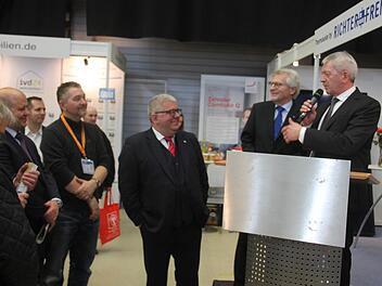 Gl&uuml;cklich &uuml;ber den Messeerfolg (von links):  Gesch&auml;ftsf&uuml;hrer Steffen Marx, B&uuml;rgermeister Wolfgang Metzner,  Helmut M&uuml;ller (Erster Vorsitzender von Haus und Grund Bamberg) und Landrat Johann Kalb Fotos: R&uuml;diger Klein