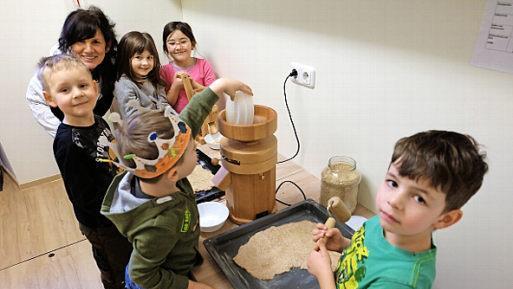 Kinder backen ihr Knäckebrot im Kindergarten "Unterm Regenbogen" in Thundorf selbst.  Foto: Philipp Bauernschubert