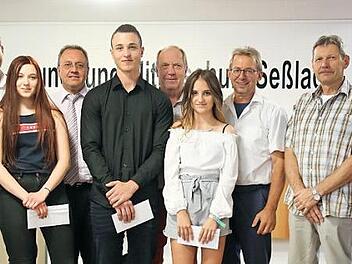 An der Seßlacher Mittelschule wurden die Neuntklässler verabschiedet und die Prüfungsbesten ausgezeichnet. Von links: Thomas Höfer, Martin Mittag, Jana-Anita Sievers, Udo Siegel, Jakob Kruscha , Werner Thomas, Alessia LiVecchi, Wolfgang Bauersachs, Gunther Keller und Wolfgang Hoydem. Foto: Bettina Knauth.