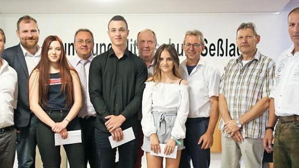 An der Seßlacher Mittelschule wurden die Neuntklässler verabschiedet und die Prüfungsbesten ausgezeichnet. Von links: Thomas Höfer, Martin Mittag, Jana-Anita Sievers, Udo Siegel, Jakob Kruscha , Werner Thomas, Alessia LiVecchi, Wolfgang Bauersachs, Gunther Keller und Wolfgang Hoydem. Foto: Bettina Knauth.