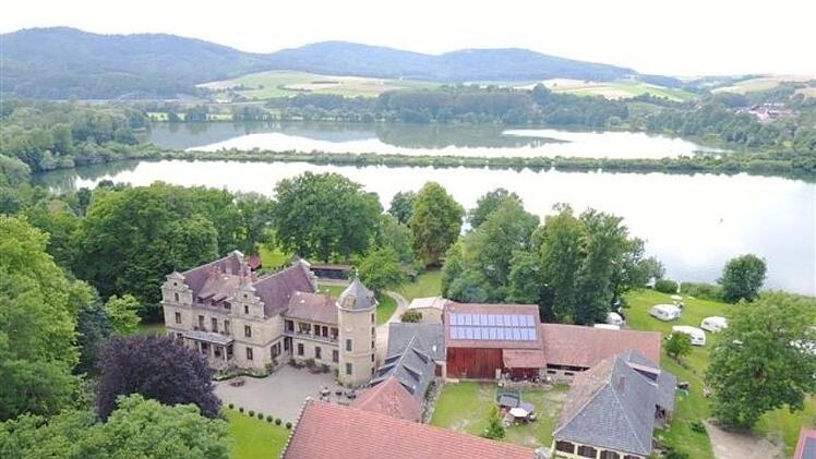 Das Schloss Oberau mit den Eierbergen im Hintergrund Archiv v. Dungern