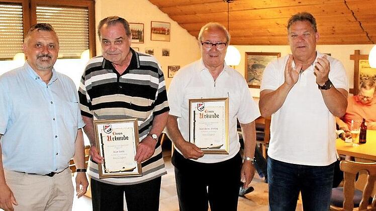 Die beiden neuen Ehrenmitglieder Kurt Hülß und Karl-Heinz Freitag (mit Urkunden von links) mit dem bisherigen Vorsitzenden Jürgen Spitzenberger (links) und seinem Stellvertreter Stephan Engelmann