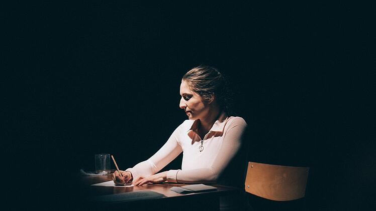 Francesca Paratore gestaltet die Titelrolle der Mono-Oper "Das Tagebuch der Anne Frank" in der Coburger Reithalle.Foto: Sebastian Buff