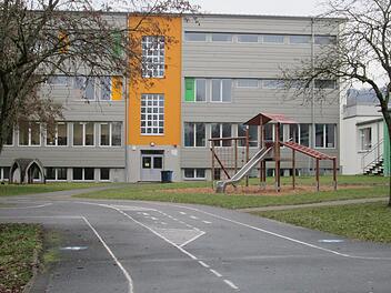 Der Haushaltsplan 2021 für den Schulverband Elfershausen-Langendorf steht und wurde von den Verbandsdelegierten einstimmig angenommen. Die Pro-Kopf-Kosten für die Schülerinnen und Schüler der Johannes-Petri-Schule (Foto) in Langendorf und Fuchsstadt steigen jedoch um mehr als 200 Euro.  Foto: Winfried Ehling