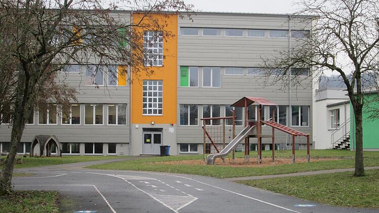 Der Haushaltsplan 2021 für den Schulverband Elfershausen-Langendorf steht und wurde von den Verbandsdelegierten einstimmig angenommen. Die Pro-Kopf-Kosten für die Schülerinnen und Schüler der Johannes-Petri-Schule (Foto) in Langendorf und Fuchsstadt steigen jedoch um mehr als 200 Euro.  Foto: Winfried Ehling