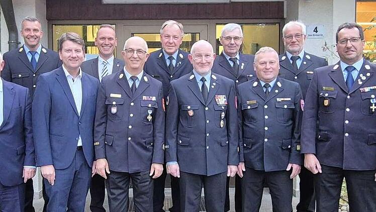Ehrung Inspektion (von links hinten): KBR Markus Ullrich, Bürgermeister Mario Götz, Benno Metz, Wolfgang Kenner, Elmar Eisenmann, (vorne von links) Landrat Thomas Bold, Staatssekretär Sandro Kirchner, Roland Geis, Christian Neugebauer, Volker Häge...